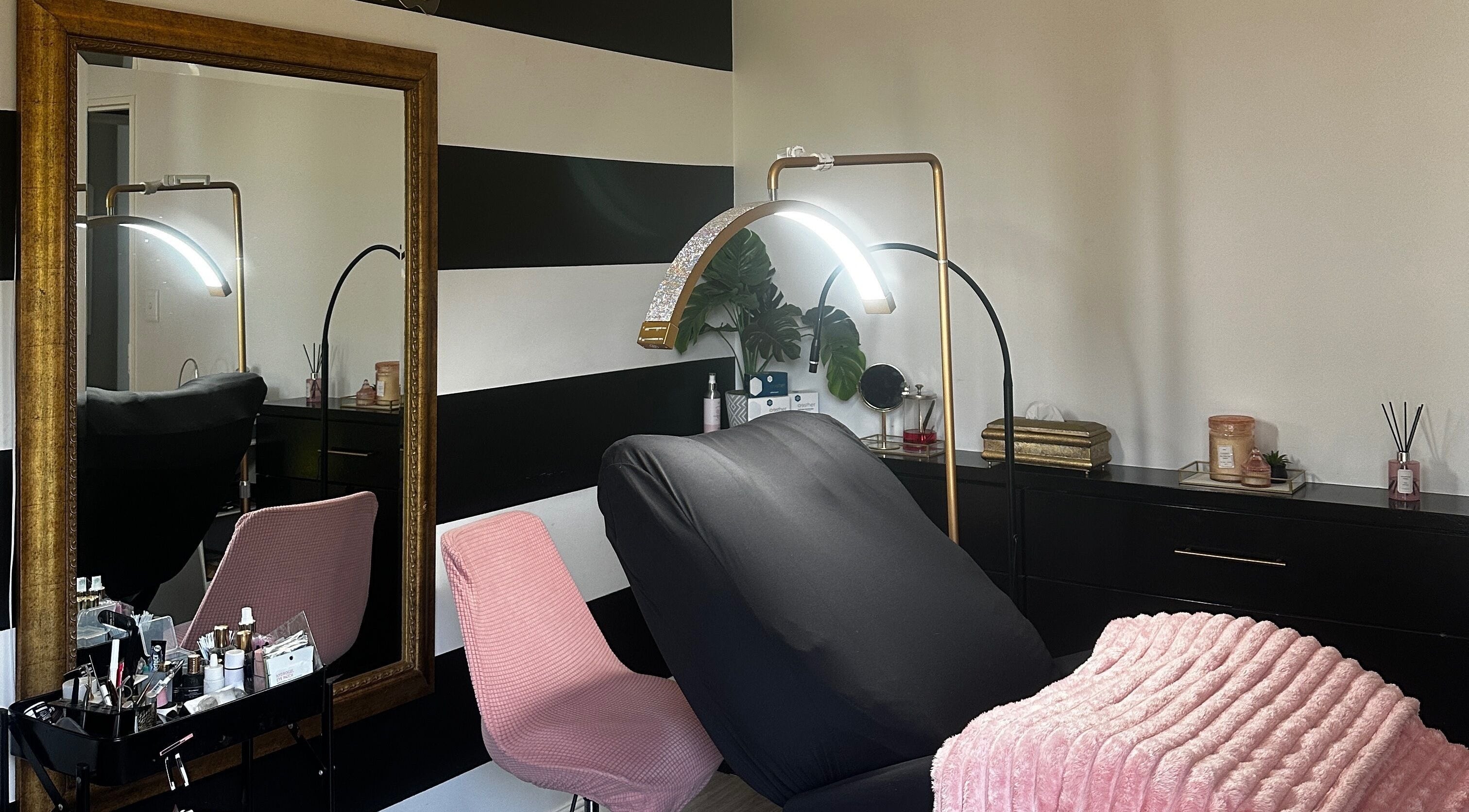 Yolandie’s Lash Extensions and Aesthetics in Cape Town, Western Cape - cozy aesthetic treatment area with stylish decor.