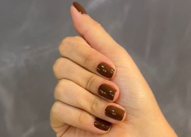 Manicura marrón elegante en Sorella Beauty Bar, Samborondón, Guayas, EC.