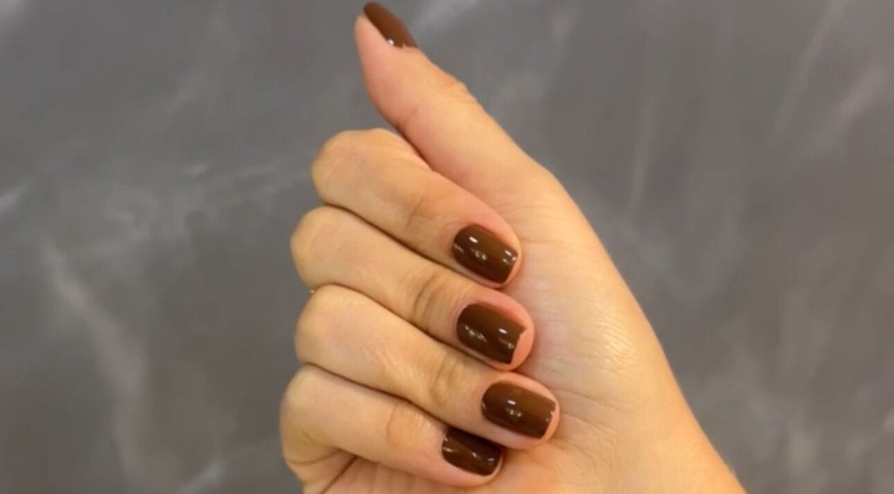 Manicura marrón elegante en Sorella Beauty Bar, Samborondón, Guayas, EC.