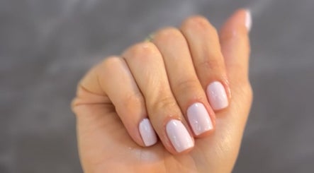 Manicura con esmalte blanco en Sorella Beauty Bar, Samborondón, Guayas, EC.