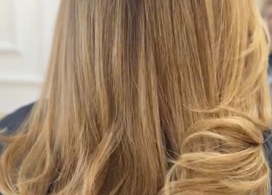 Peinado de cabello dorado en Sorella Beauty Bar de Samborondón, Guayas, EC. Estilo elegante y sofisticado.