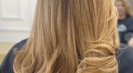 Peinado de cabello dorado en Sorella Beauty Bar de Samborondón, Guayas, EC. Estilo elegante y sofisticado.
