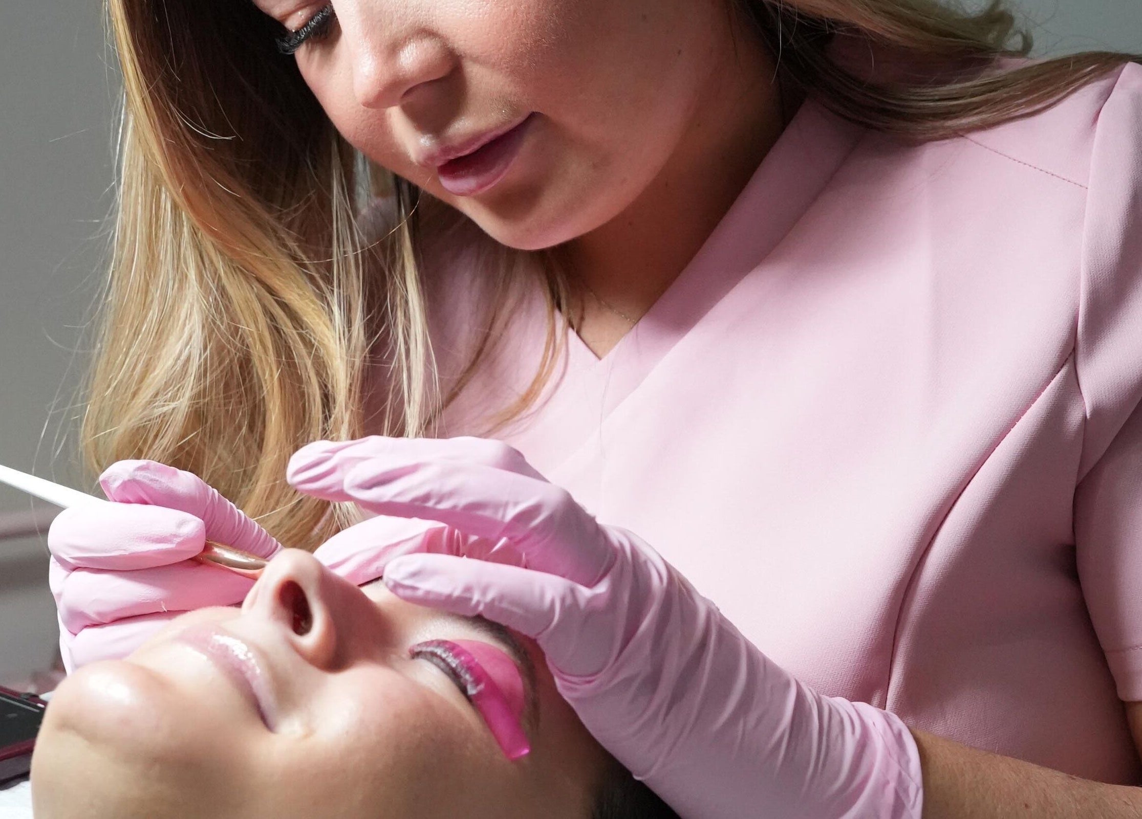 ByMaisy expert performs precise eyebrow treatment in Bexleyheath, England, GB, enhancing natural beauty.