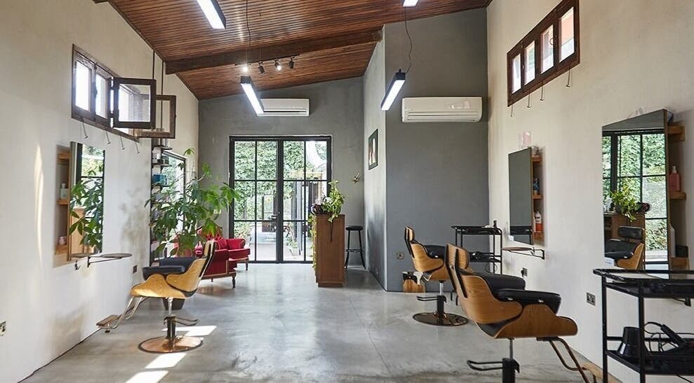 ΜΟΤΕΛ Salon Shop in Λευκωσία, CY features stylish chairs and natural light, creating a serene beauty atmosphere.