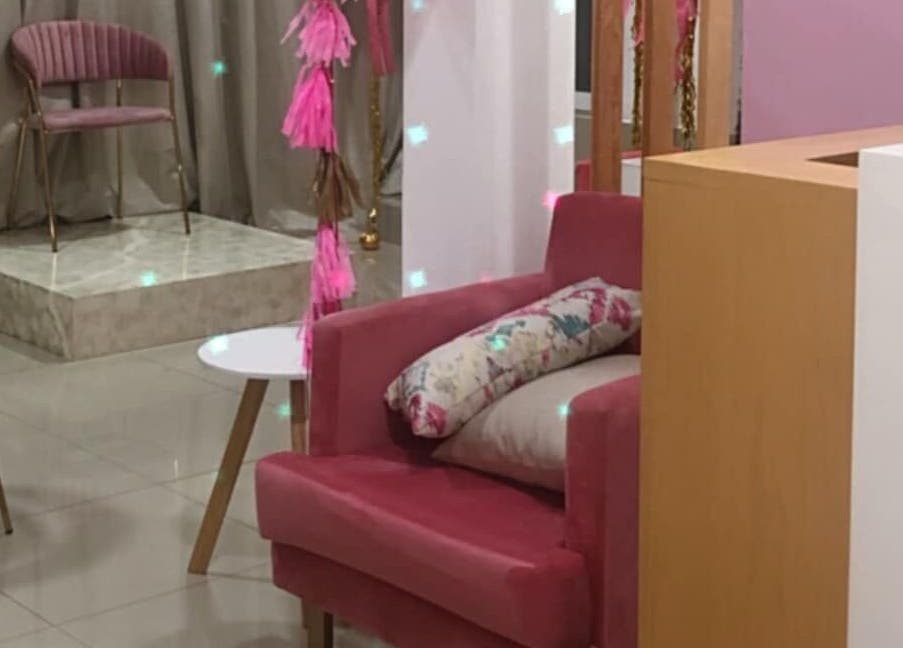 Interior de Alejandra Bunny Studio con sillón rosa y decoración vibrante en Lázaro Cárdenas, Michoacán, MX.
