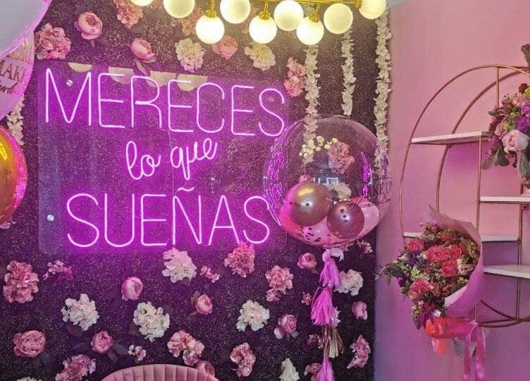 Decoración floral y neón en Alejandra Bunny Studio, Lázaro Cárdenas, Michoacán, MX.