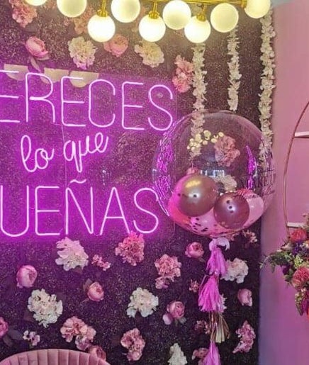 Decoración floral y neón en Alejandra Bunny Studio, Lázaro Cárdenas, Michoacán, MX.