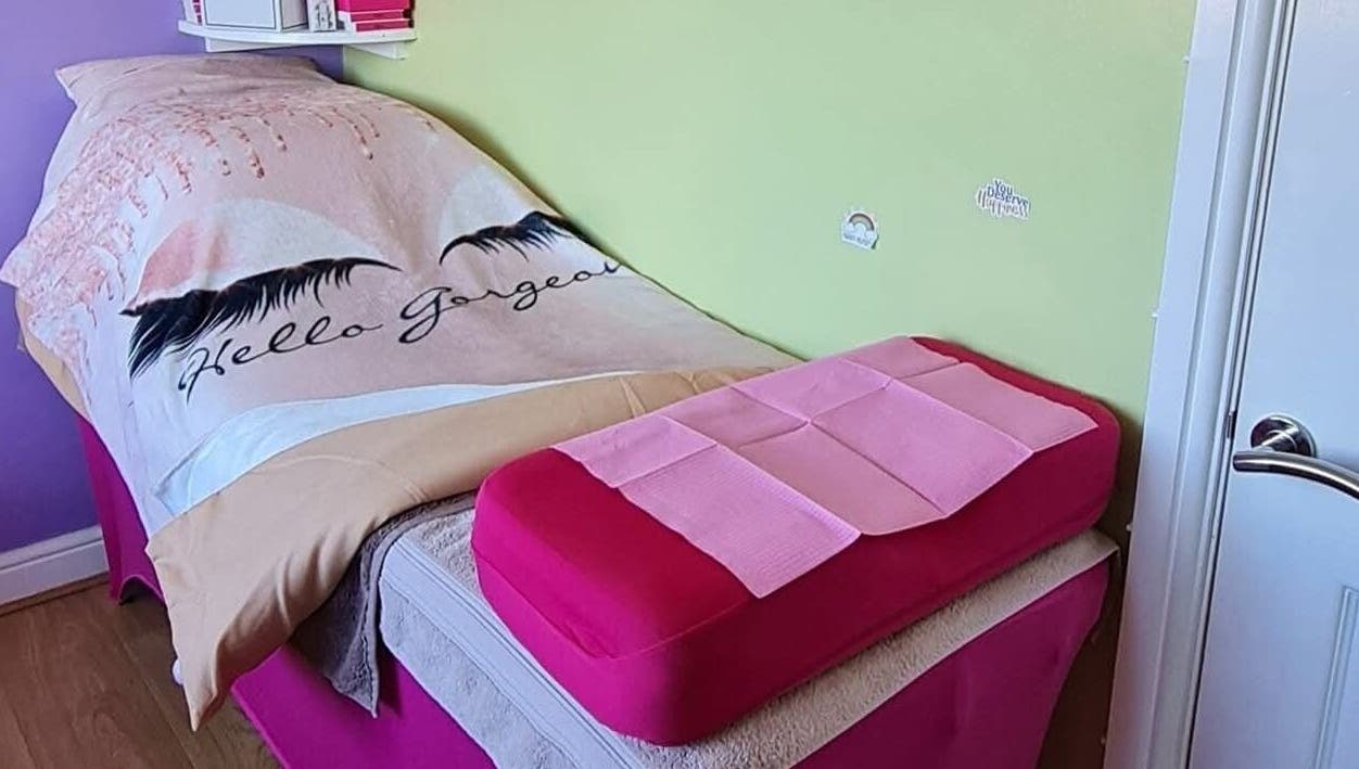 The Lash Lady treatment room with cozy bed in Basingstoke, England, GB offering relaxing lash services.