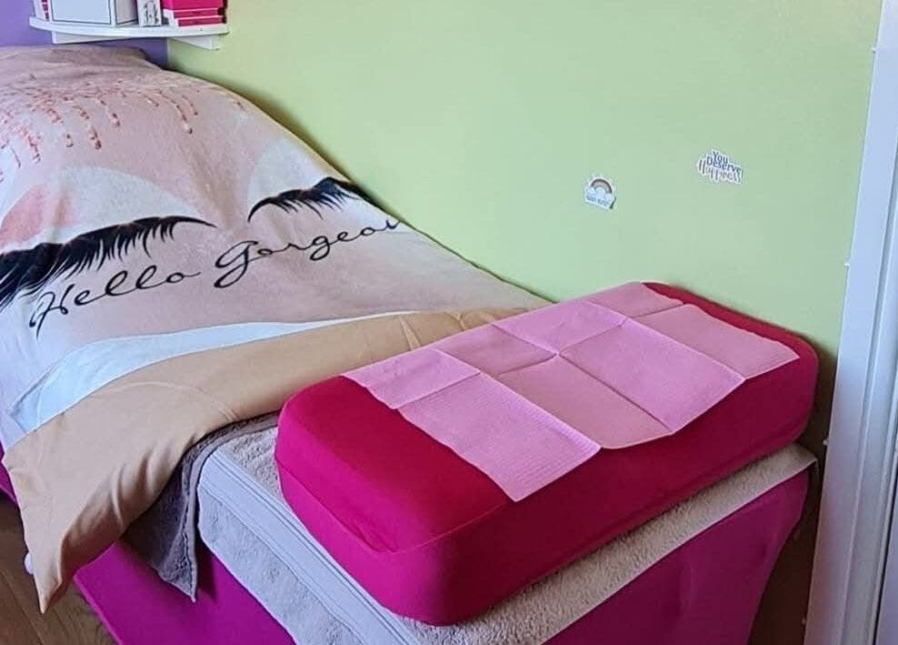 The Lash Lady treatment room with cozy bed in Basingstoke, England, GB offering relaxing lash services.