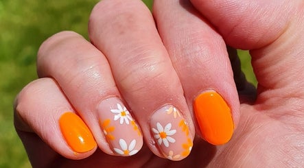 Daisy nail art with orange accents at The Lash Lady, Basingstoke, England, GB. Perfect for summer vibes.