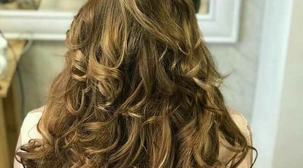 JEWELS Hairdressing image 2