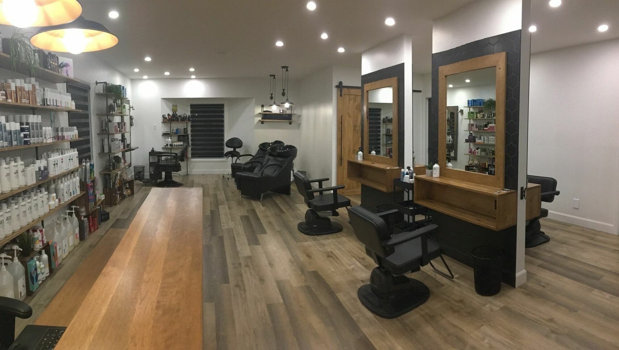 Salon moderne à Espace Bien-être de Lyster, Lyster, Québec, CA, avec fauteuils et produits de beauté.