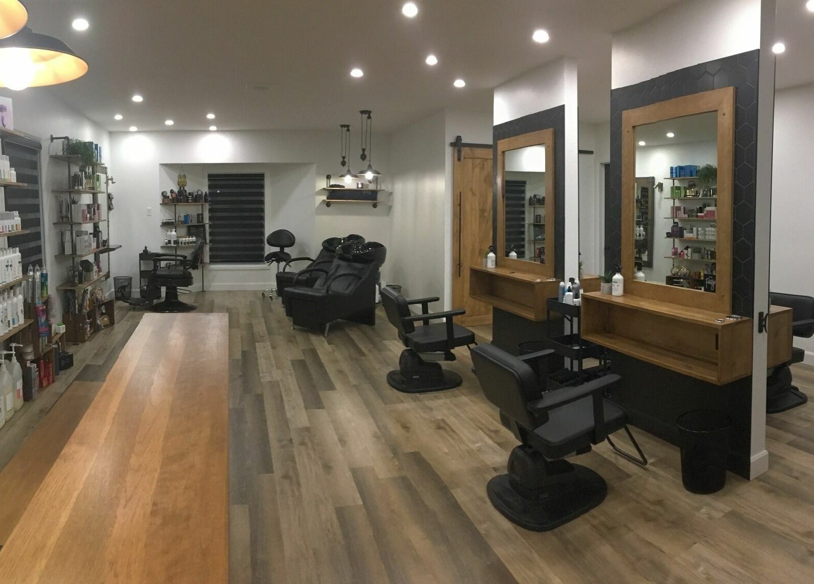 Salon moderne à Espace Bien-être de Lyster, Lyster, Québec, CA, avec fauteuils et produits de beauté.
