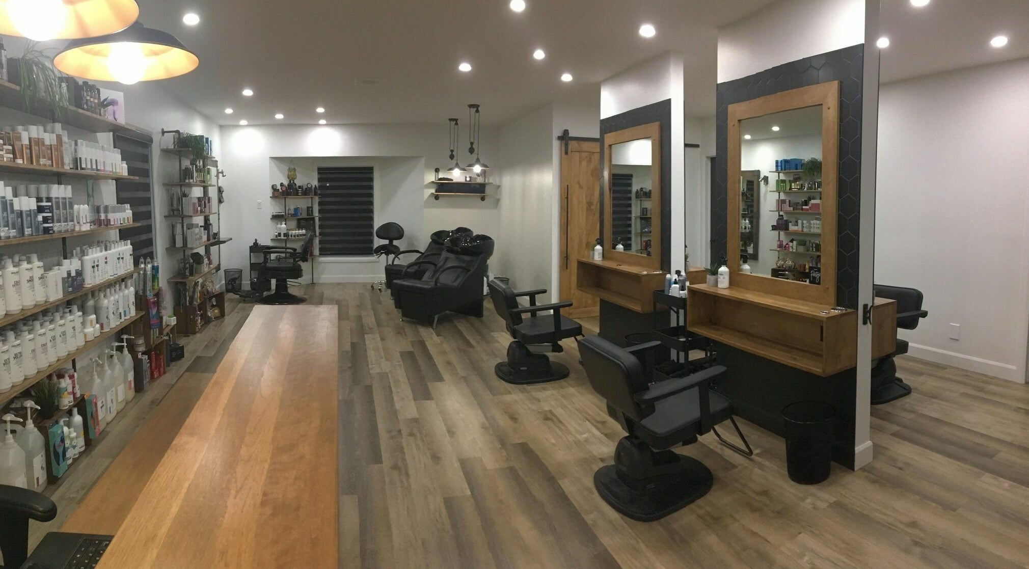 Salon moderne à Espace Bien-être de Lyster, Lyster, Québec, CA, avec fauteuils et produits de beauté.
