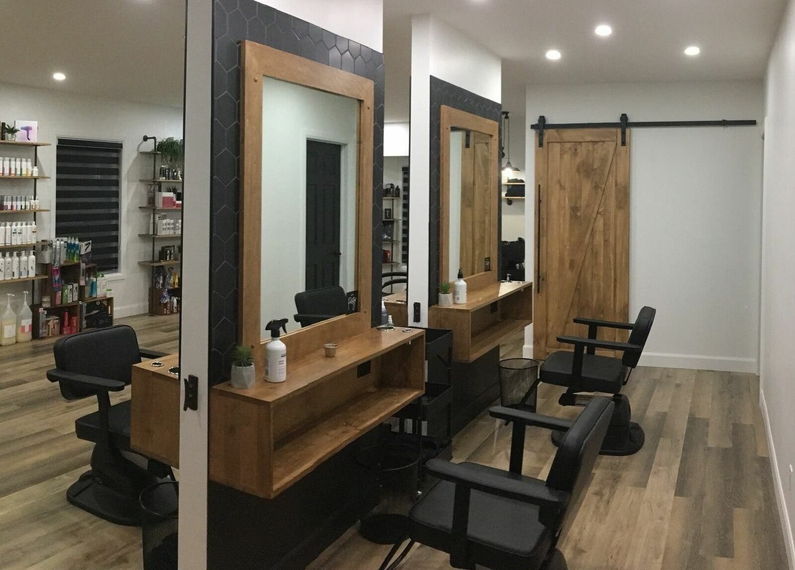 Salon élégant à Espace Bien-être de Lyster, Lyster, Québec, CA, avec miroirs et produits de beauté.
