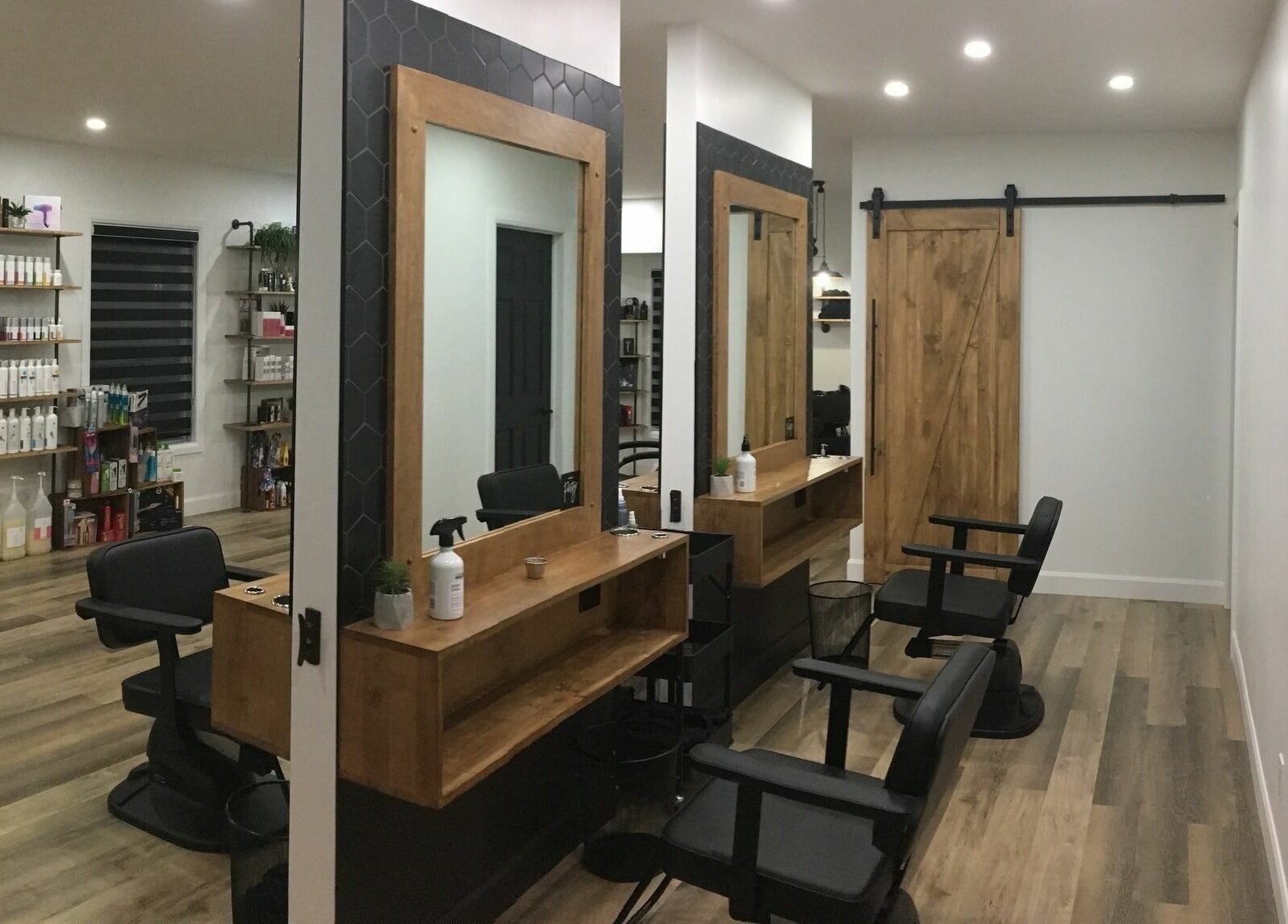 Salon élégant à Espace Bien-être de Lyster, Lyster, Québec, CA, avec miroirs et produits de beauté.