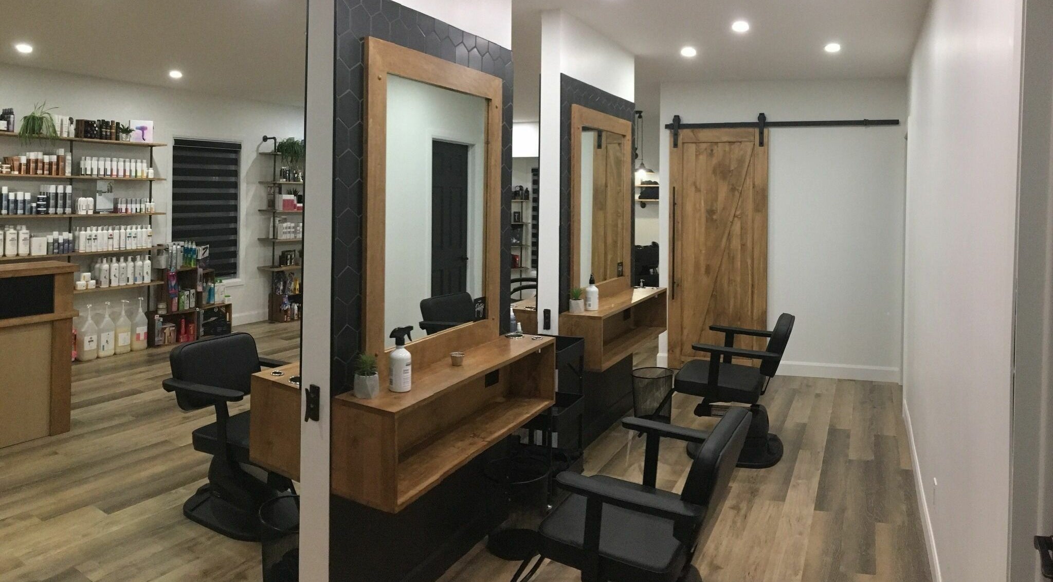Salon élégant à Espace Bien-être de Lyster, Lyster, Québec, CA, avec miroirs et produits de beauté.