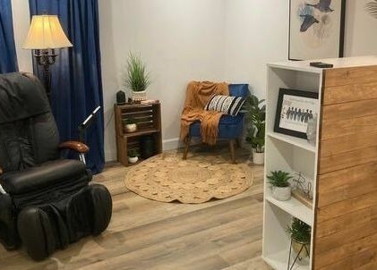 Salon de détente moderne à Espace Bien-être de Lyster, Lyster, Québec, CA avec fauteuil et déco chaleureuse.