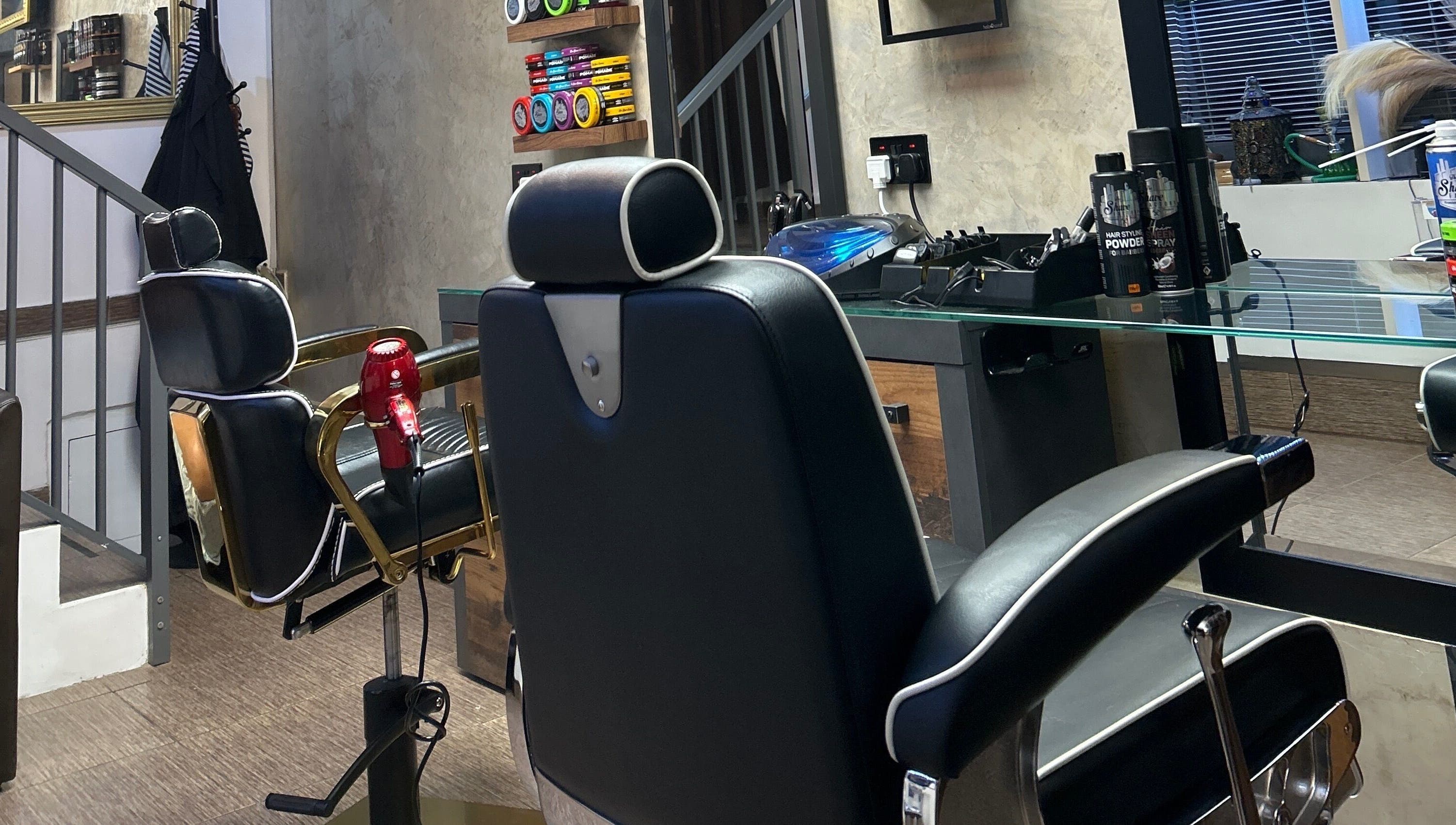 Modern barber chairs at Barberoni Barber² in Iż-żurrieq, MT for premium grooming.