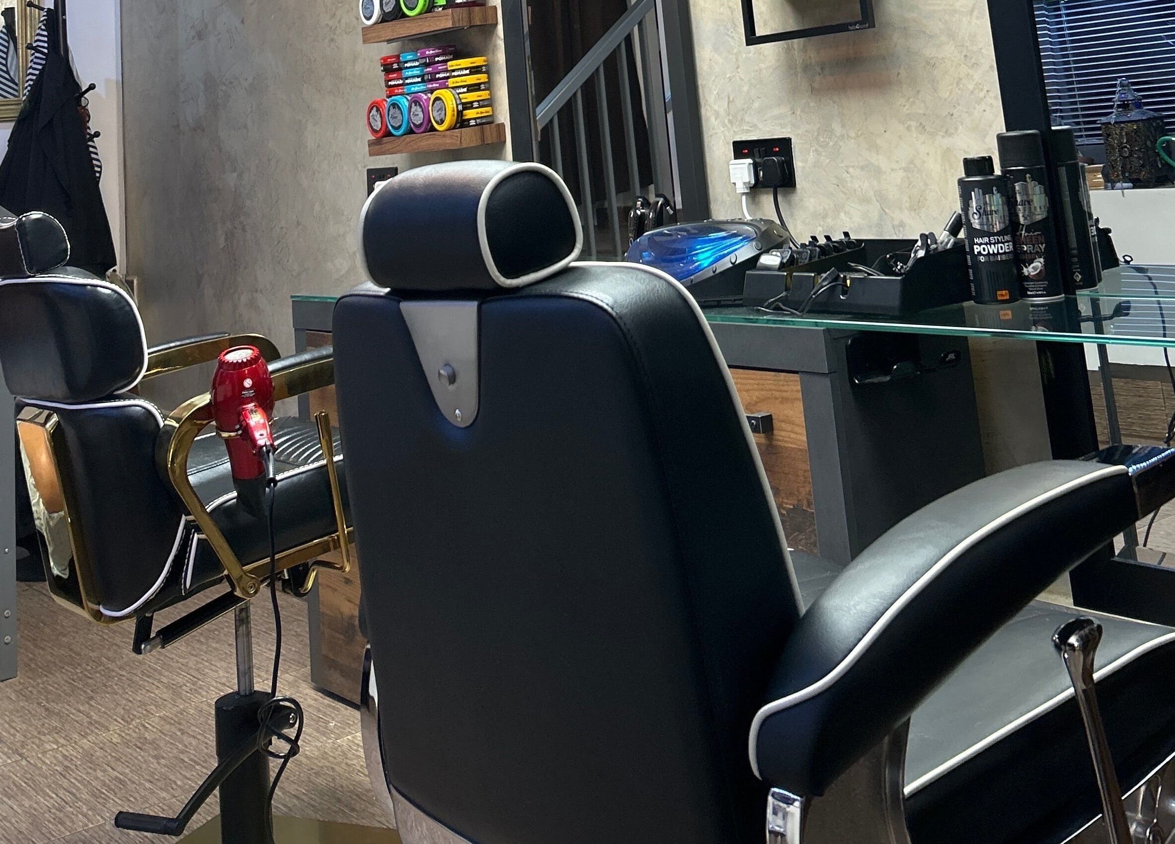 Modern barber chairs at Barberoni Barber² in Iż-żurrieq, MT for premium grooming.