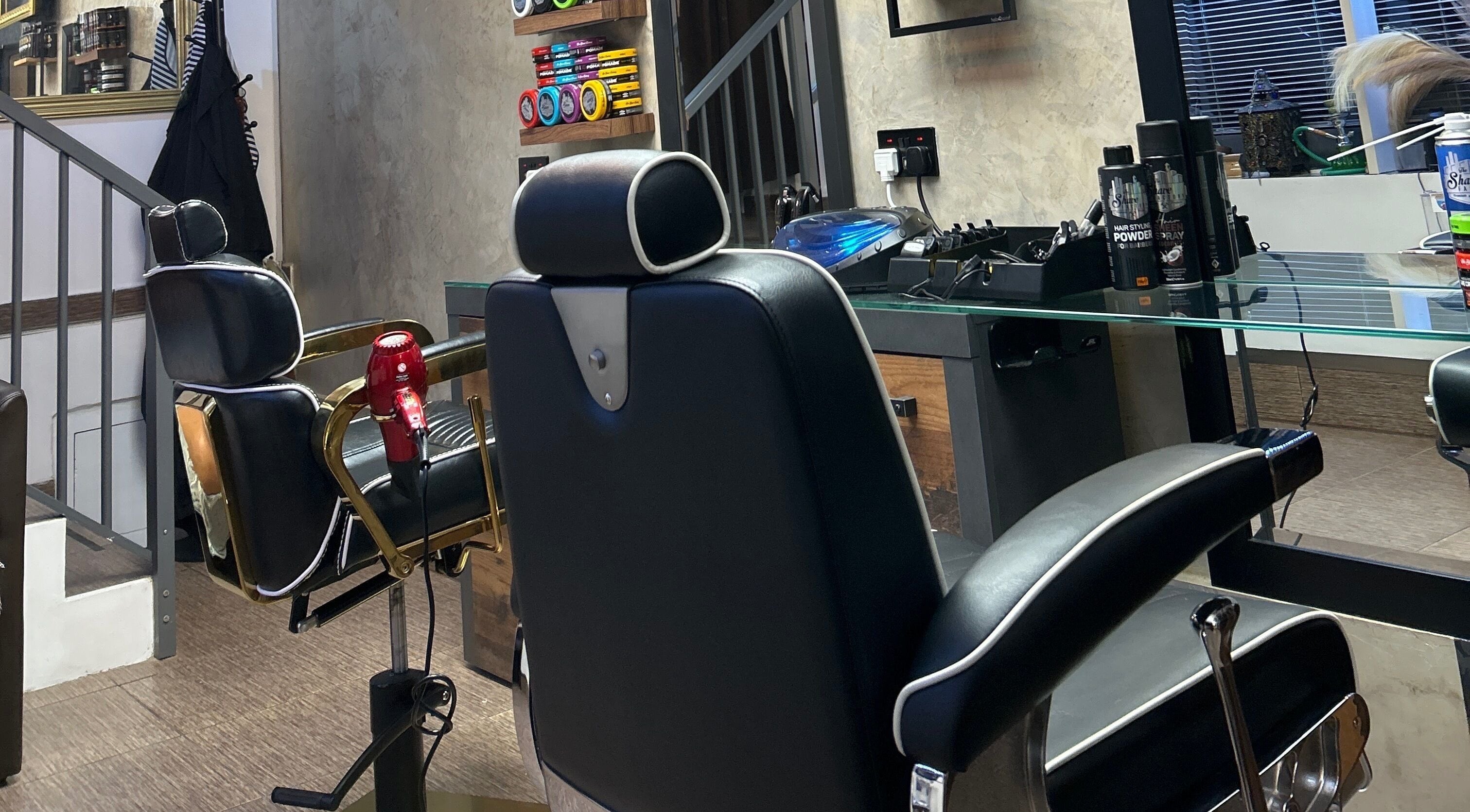 Modern barber chairs at Barberoni Barber² in Iż-żurrieq, MT for premium grooming.