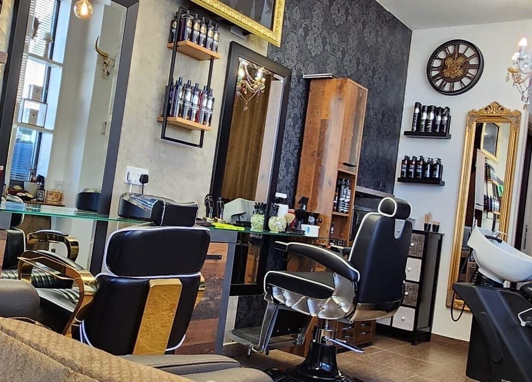 Modern barber chairs and decor at Barberoni Barber², Iż-żurrieq, MT, showcasing a refined ambiance.