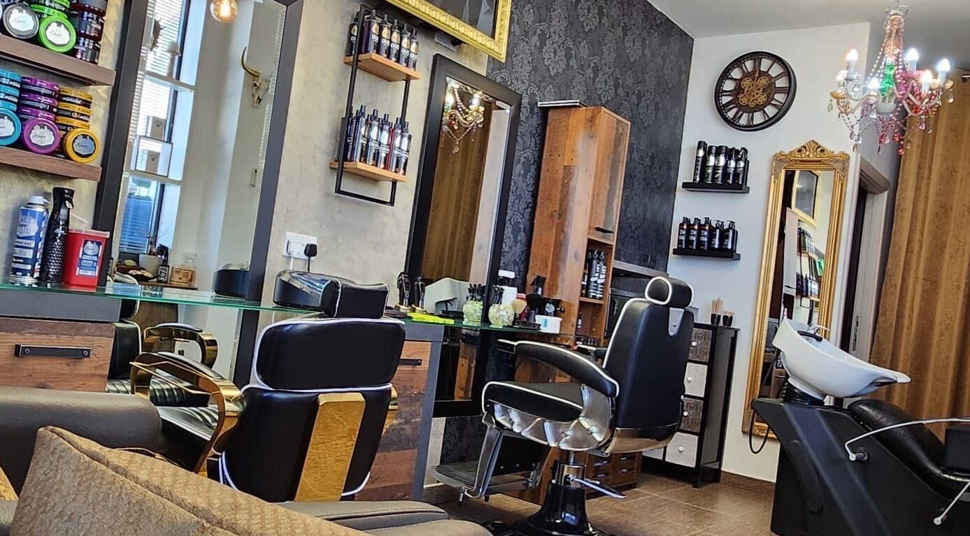 Modern barber chairs and decor at Barberoni Barber², Iż-żurrieq, MT, showcasing a refined ambiance.