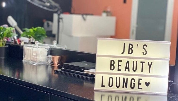Moderne toonbank bij JB Beauty Lounge, Paramaribo, Paramaribo, SR, met planten en beautyproducten.