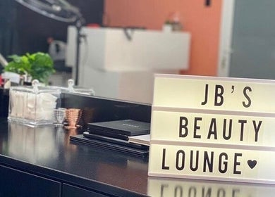 Moderne toonbank bij JB Beauty Lounge, Paramaribo, Paramaribo, SR, met planten en beautyproducten.