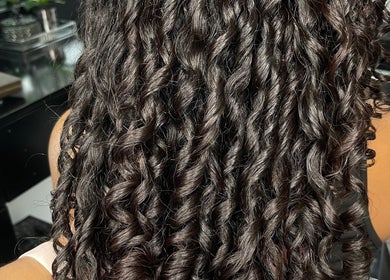 Golvende, gepolijste lokken bij JB Beauty Lounge, Paramaribo, Paramaribo, SR met fijne haarstyling.