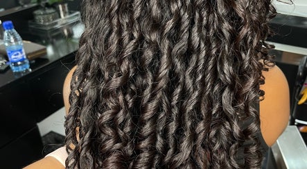 Golvende, gepolijste lokken bij JB Beauty Lounge, Paramaribo, Paramaribo, SR met fijne haarstyling.