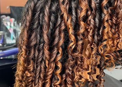 Gedetailleerde close-up van krullend haar bij JB Beauty Lounge, Paramaribo, Paramaribo, SR.