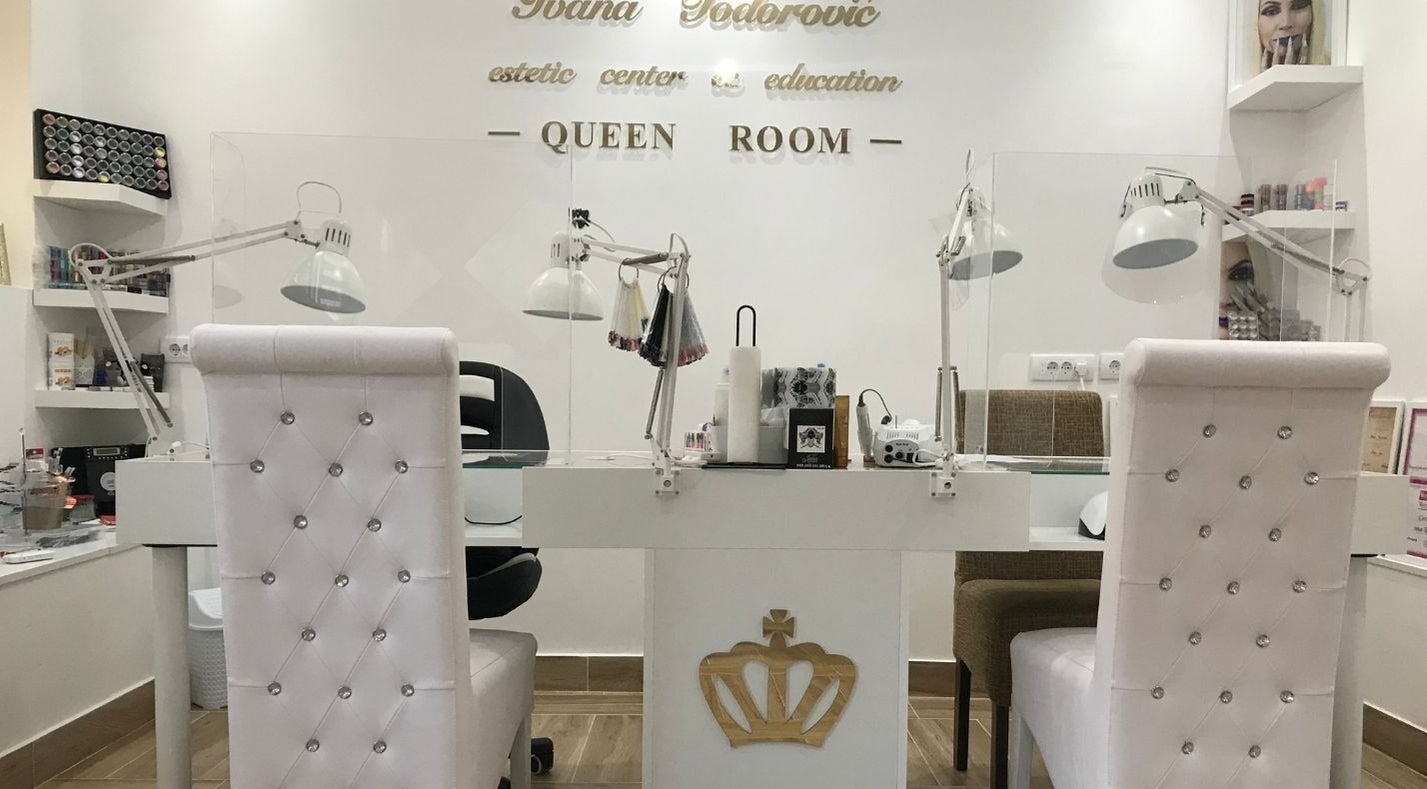Upscale salon interior at Queen Room Estetic Center & Education in Beograd, RS featuring stylish white chairs.