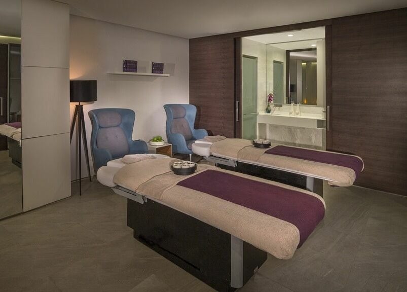 Luxurious spa room at Jouri Rose Spa in Ras al Khaimah, AE, featuring two massage tables for ultimate relaxation.
