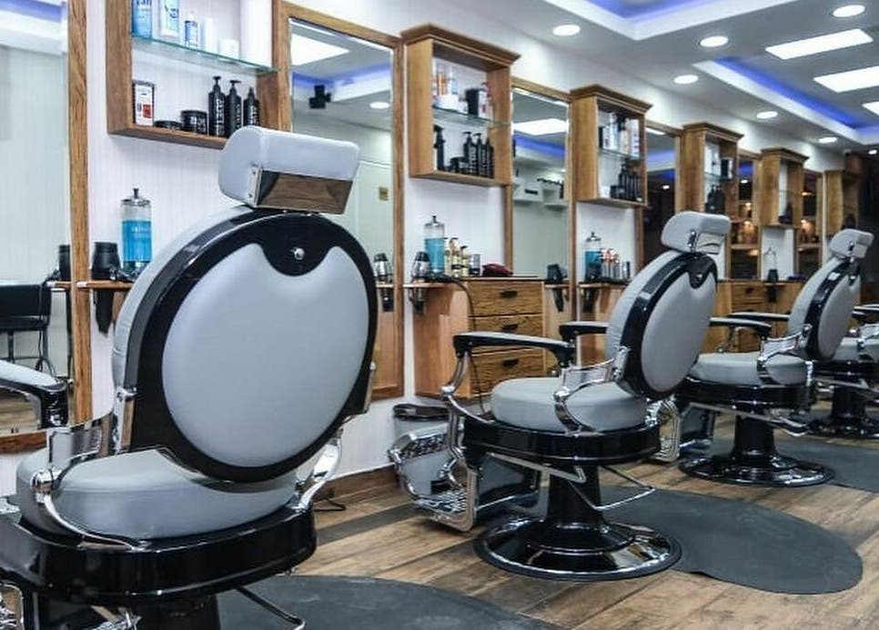 Modern barber chairs lined up in Guelo Barber Studio, Santo Domingo, DO offering premium grooming services.
