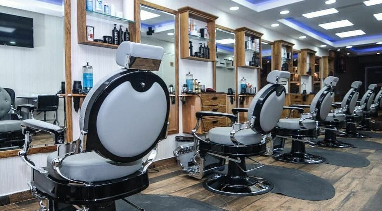 Modern barber chairs lined up in Guelo Barber Studio, Santo Domingo, DO offering premium grooming services.