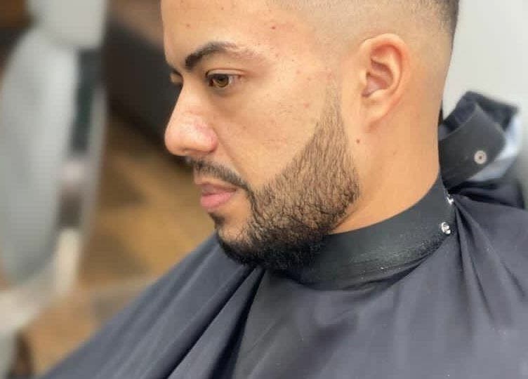 Client with a finely groomed beard at Guelo Barber Studio, Santo Domingo, DO.