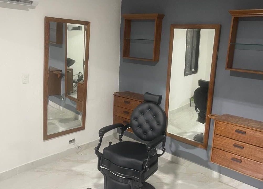 Elegant interior at GBS Exclusive Barber in Santo Domingo Este with modern barber chair and mirrors.