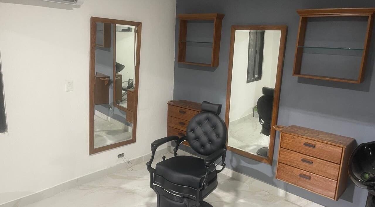 Elegant interior at GBS Exclusive Barber in Santo Domingo Este with modern barber chair and mirrors.