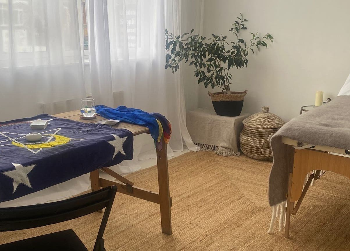 Peaceful therapy room at Dayle Adams Psychic Medium, Royal Leamington Spa, England, GB.