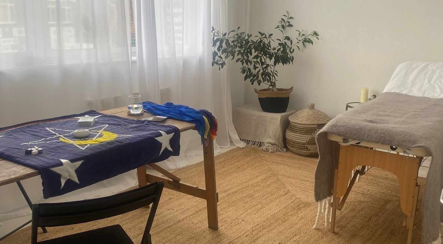 Peaceful therapy room at Dayle Adams Psychic Medium, Royal Leamington Spa, England, GB.