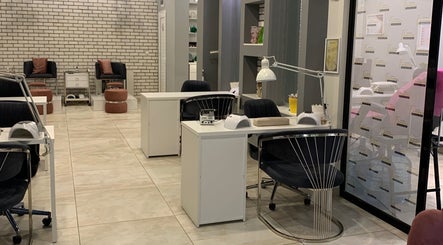 Famous Beauty Bar