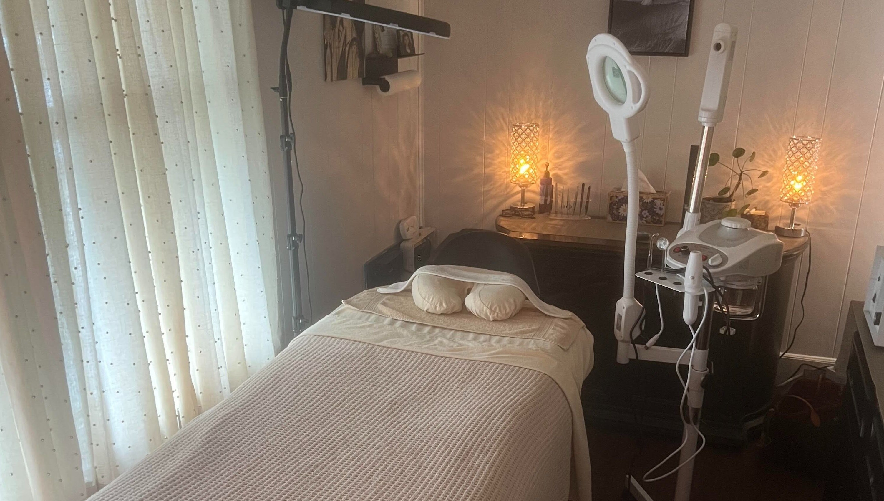 Cozy treatment room at LSL Lash Studio Red Bank, Red Bank, New Jersey, US with massage bed and warm lighting.