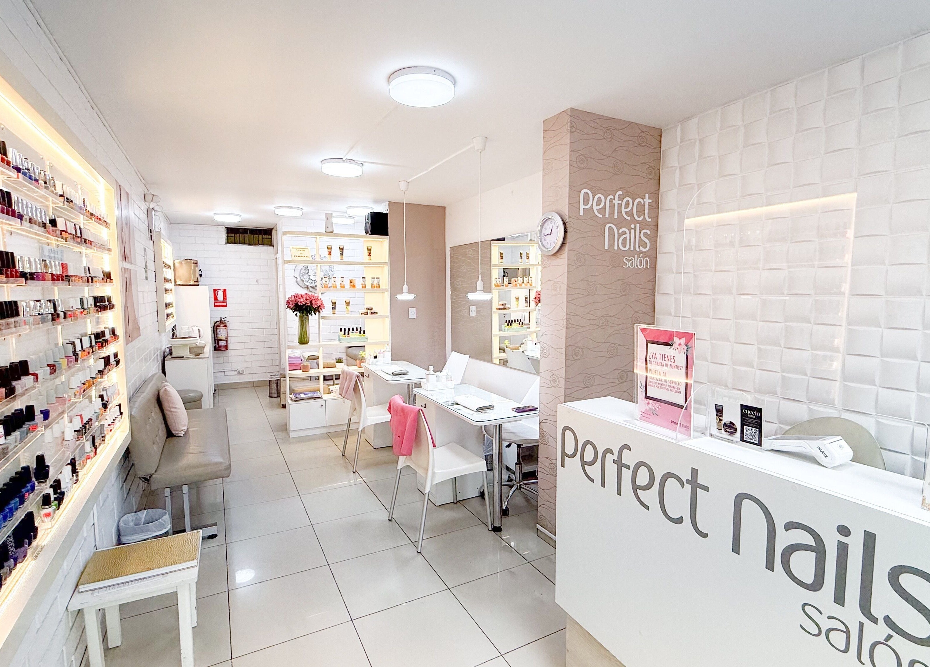 Interior moderno y acogedor de Perfect Nails Salón en Lima, Provincia De Lima, PE, mostrando estación de trabajo.