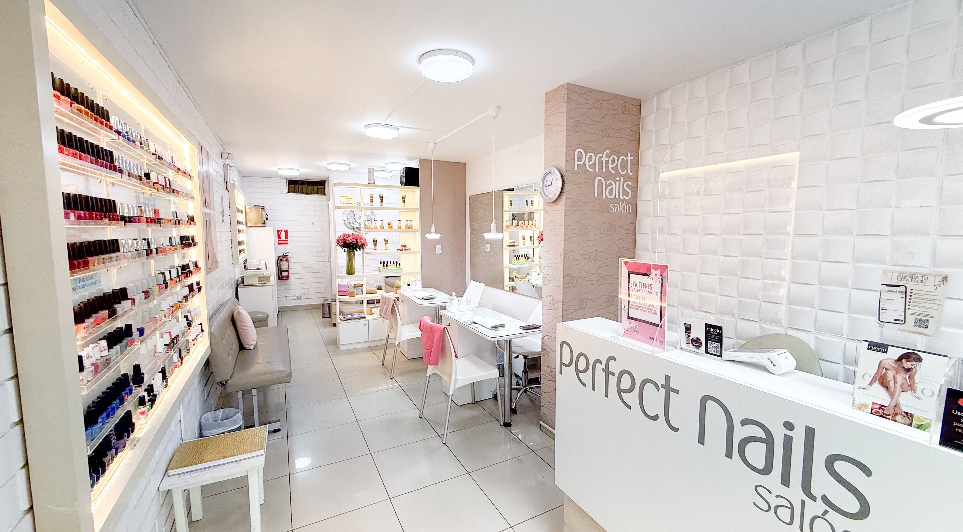 Interior moderno y acogedor de Perfect Nails Salón en Lima, Provincia De Lima, PE, mostrando estación de trabajo.