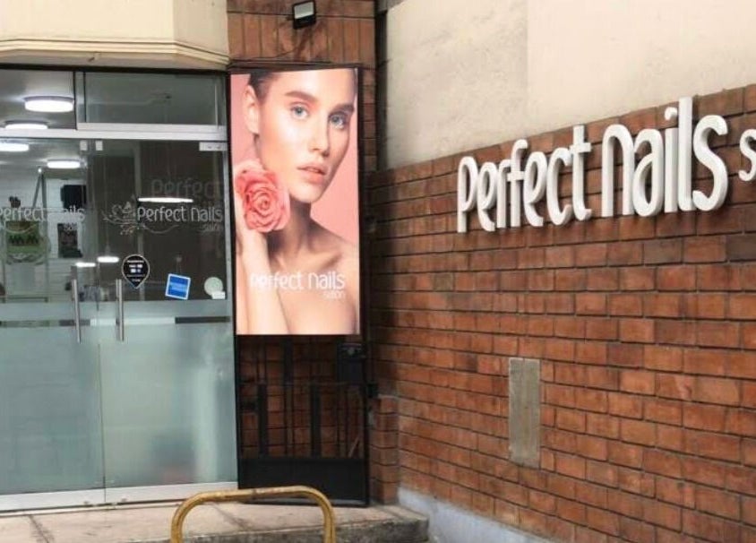 Entrada de Perfect Nails Salón en Lima, Provincia De Lima, PE con letrero y cartel de bienvenida.