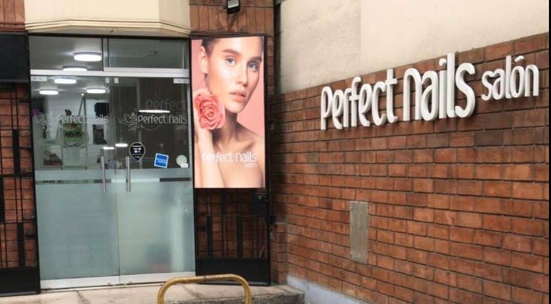 Entrada de Perfect Nails Salón en Lima, Provincia De Lima, PE con letrero y cartel de bienvenida.