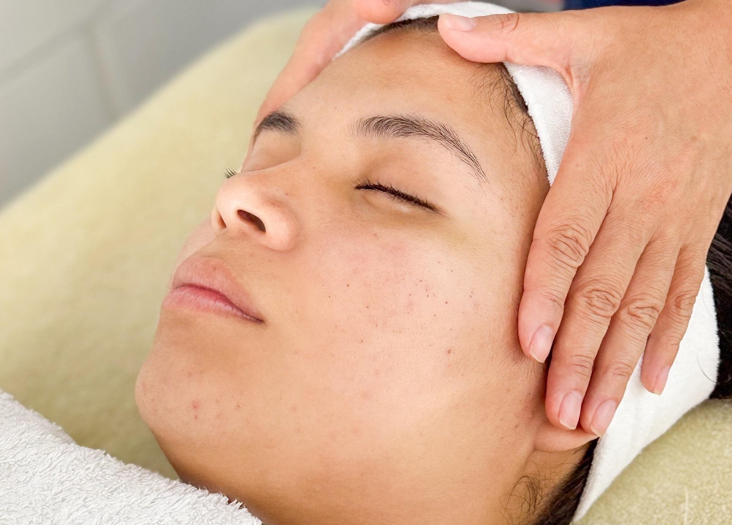 Tratamiento facial en Perfect Nails Salón, Lima, Provincia De Lima, PE, para una piel rejuvenecida.