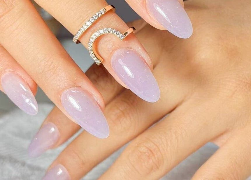 Elegante manicura lila con brillo en Perfect Nails Salón, Lima, Provincia De Lima, PE.