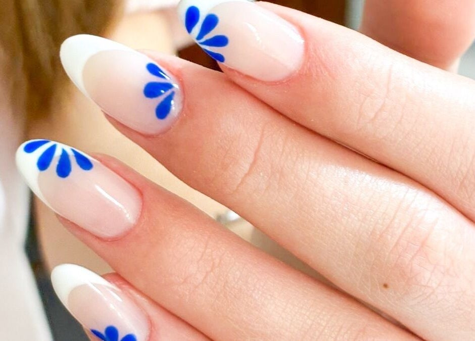 Hermosas uñas con diseño de flores azules en Perfect Nails Salón, Lima, Provincia De Lima, PE.
